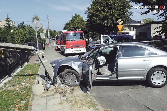 SKASOWAŁ BETONOWY SŁUP PRZY UL. PRZECHODNIEJ