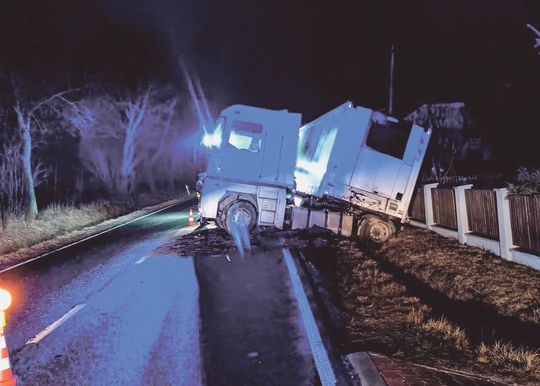 NACZEPA TIRA WPADŁA DO PRZYDROŻNEGO ROWU